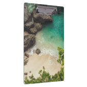 Sandstrand mit grünen Bäumen, Felsen und Ozean Klemmbrett (Rechts)