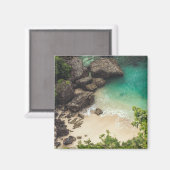 Sandstrand mit grünen Bäumen, Felsen und Ozean Magnet (Vorderseite/Rückseite)