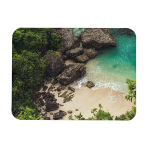 Sandstrand mit grünen Bäumen, Felsen und Ozean Magnet