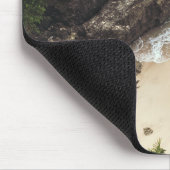 Sandstrand mit grünen Bäumen, Felsen und Ozean Mousepad (Ecke)