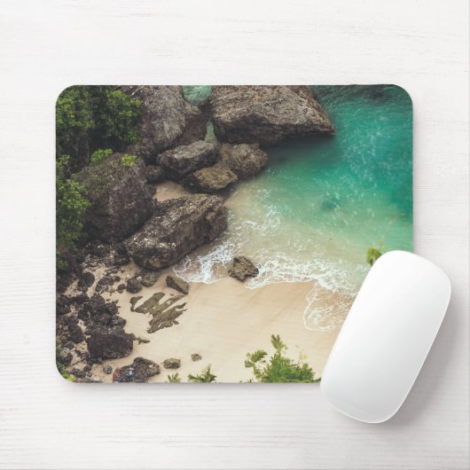 Sandstrand mit grünen Bäumen, Felsen und Ozean Mousepad (Mit Mouse)