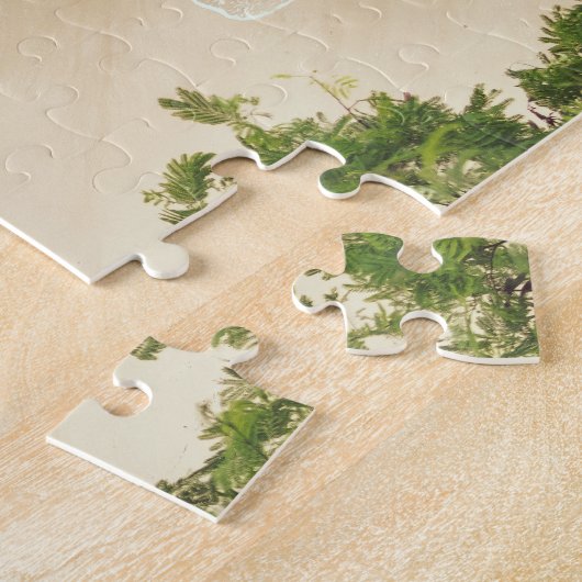 Sandstrand mit grünen Bäumen, Felsen und Ozean Puzzle (Seite)