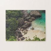 Sandstrand mit grünen Bäumen, Felsen und Ozean Puzzle (Horizontal)