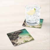 Sandstrand mit grünen Bäumen, Felsen und Ozean Rechteckiger Pappuntersetzer (Vor Ort)