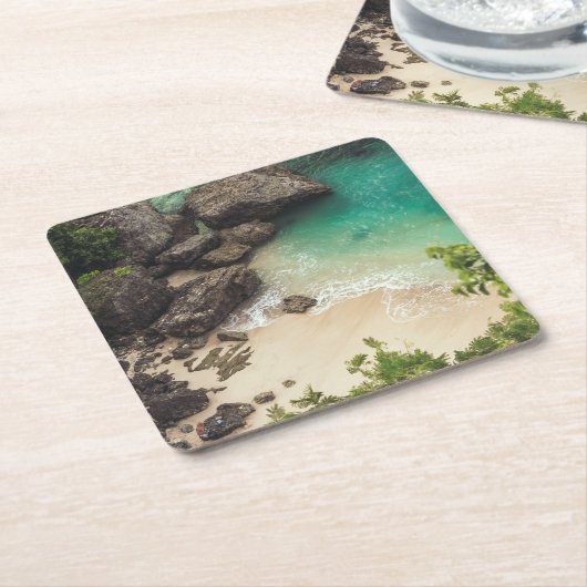 Sandstrand mit grünen Bäumen, Felsen und Ozean Rechteckiger Pappuntersetzer (angewinkelt)