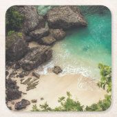 Sandstrand mit grünen Bäumen, Felsen und Ozean Rechteckiger Pappuntersetzer (Vorderseite)