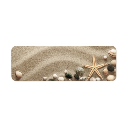 Sandstrand mit Muscheln und Starfish (Vorne)