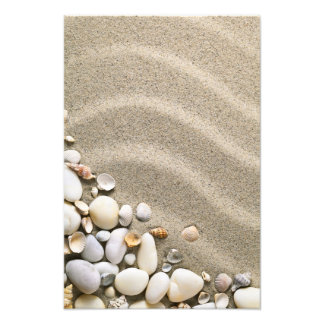 Sandstrand mit Muscheln und Steinen Fotodruck