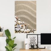 Sandstrand mit Muscheln und Steinen Poster (Heimbüro)