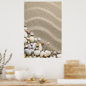 Sandstrand mit Muscheln und Steinen Poster (Küche)