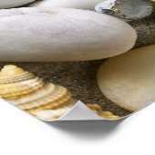Sandstrand mit Muscheln und Steinen Poster (Ecke)