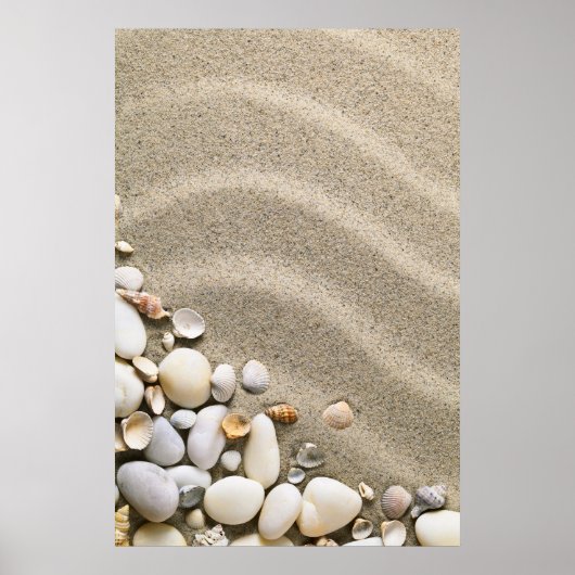 Sandstrand mit Muscheln und Steinen Poster (Vorne)