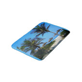 Sandstrand mit Palmen und Meerblick Badematte (Schrägansicht)