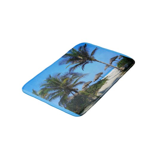 Sandstrand mit Palmen und Meerblick Badematte (Schrägansicht)