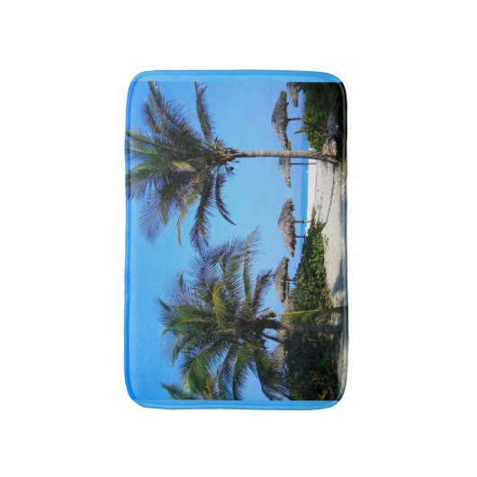 Sandstrand mit Palmen und Meerblick Badematte (Vorderseite Vertikal)