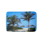 Sandstrand mit Palmen und Meerblick Badematte (Vorderseite)