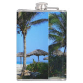 Sandstrand mit Palmen und Meerblick Flachmann (Rückseite)