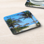 Sandstrand mit Palmen und Meerblick Getränkeuntersetzer (Linke Seite)