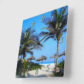 Sandstrand mit Palmen und Meerblick Quadratische Wanduhr (Winkel)