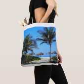 Sandstrand mit Palmen und Meerblick Tasche (Von Nahem)