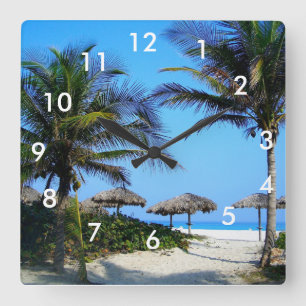 Sandstrand mit Palmen und Ozeansicht Squa Quadratische Wanduhr