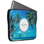 Sandstrand mit Tropical Palm Trees Monogram Laptopschutzhülle (Vorne Rechts)