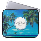 Sandstrand mit Tropical Palm Trees Monogram Laptopschutzhülle (Vorderseite)