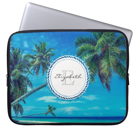Sandstrand mit Tropical Palm Trees Monogram Laptopschutzhülle (Vorderseite)