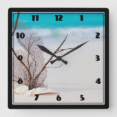 Sandstrand mit weißen Muscheln Quadratische Wanduhr (Vorderseite)
