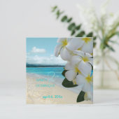 Sandstrand/Plumeria Hochzeit in Urlaubsort Einladung (Stehend Vorderseite)