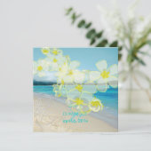Sandstrand/Plumerias Hochzeit in Urlaubsort Einladung (Stehend Vorderseite)