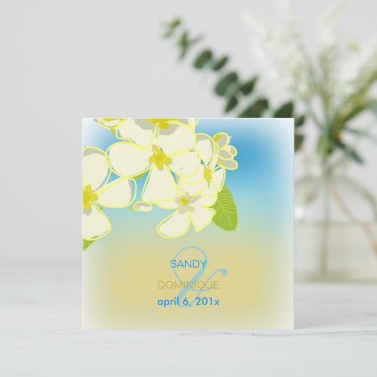 Sandstrand/Plumerias Hochzeit in Urlaubsort Einladung (Stehend Vorderseite)