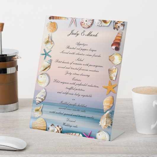 Sandstrand und Hochzeitsmenü am Strand. Sockelschild (In SItu)