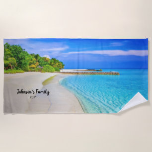 Sandstrand und tropische Strandfamilie Strandtuch