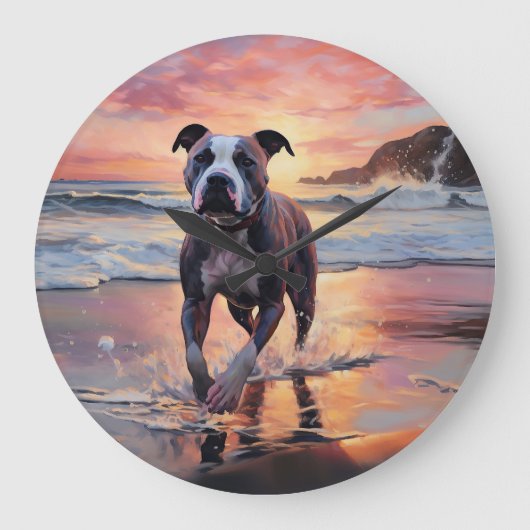 Sandy American Staffordshire Dog on Beach Sunset Große Wanduhr (Vorderseite)