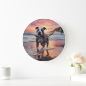 Sandy American Staffordshire Dog on Beach Sunset Große Wanduhr (Zuhause)