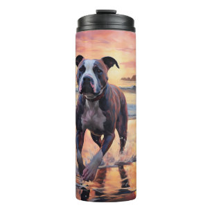 Sandy Amerikanischer Staffordshire Hund am Strand  Thermosbecher