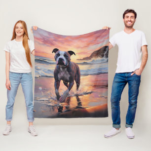 Sandy Amerikanischer Staffordshire Terrier am Stra Fleecedecke