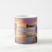 Sandy Australian Shepherd Dog on Beach Sunset Kaffeetasse (Mittel)