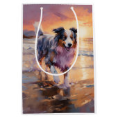 Sandy Australian Shepherd Dog on Beach Sunset Mittlere Geschenktüte (Vorderseite)