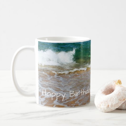 Sandy Beach and Waves Happy Birthday Tasse (Mit Donut)