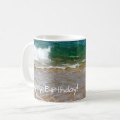 Sandy Beach and Waves Happy Birthday Tasse (Vorderseite Links)