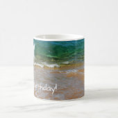 Sandy Beach and Waves Happy Birthday Tasse (Mittel)