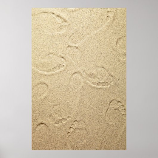 Sandy Beach Hintergrund mit Fußabdrücken Poster (Vorne)