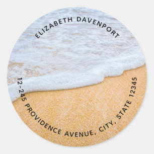 Sandy Beach mit Foamy Surf-Adresse Runder Aufkleber