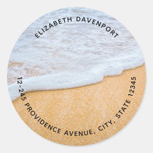 Sandy Beach mit Foamy Surf-Adresse Runder Aufkleber (Vorderseite)