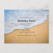 Sandy Beach mit Foamy Surf Geburtstag Einladungspostkarte (Vorderseite)