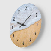 Sandy Beach mit Foamy Surf Große Wanduhr (Winkel)