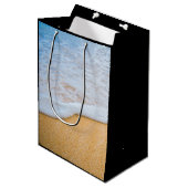 Sandy Beach mit Foamy Surf Mittlere Geschenktüte (Vorderseite Schrägansicht)