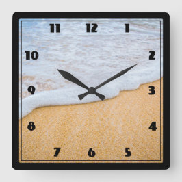 Sandy Beach mit Foamy Surf Quadratische Wanduhr